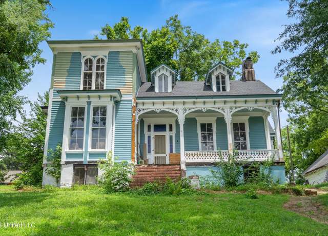 Property at 470 E Van Dorn Ave, Holly Springs, MS 38635, 3 beds, 2 baths