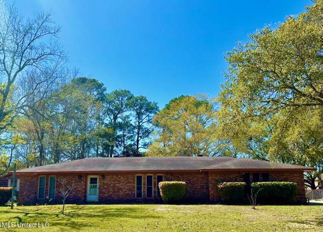 Property at 205 Saint Andrews Dr, Ocean Springs, MS 39564, 3 beds, 2 baths