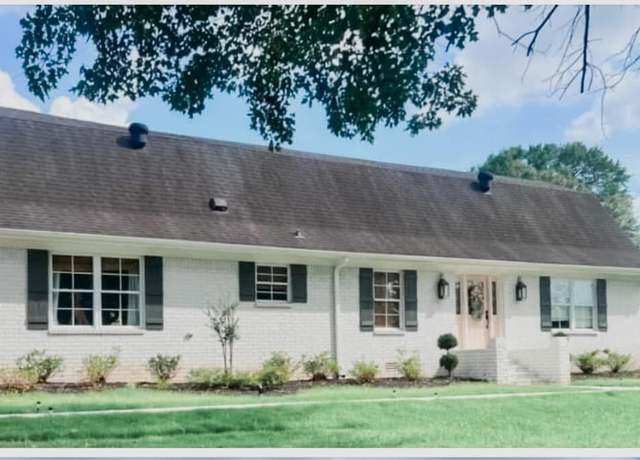 Property at 204 Country Club Dr, Senatobia, MS 38668, 4 beds, 3 baths