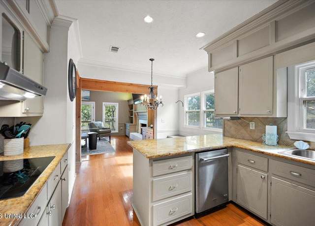 Property at 512 Dixton Dr, Brandon, MS 39047, 4 beds, 2.5 baths