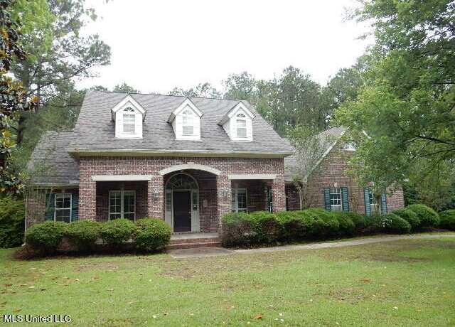 Property at 8 Auburn Ln, Hattiesburg, MS 39401, 3 beds, 2.5 baths