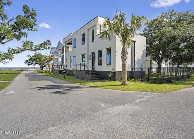 Property at 587 Maria Ave, Gulfport, MS 39501, 5 beds, 3.5 baths
