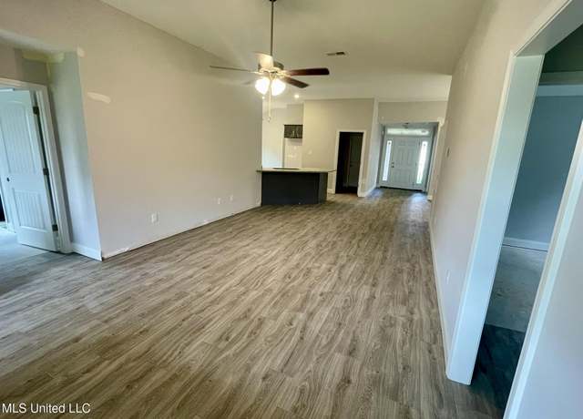 Property at 1663 Cambria Dr, Southaven, MS 38671, 4 beds, 2 baths
