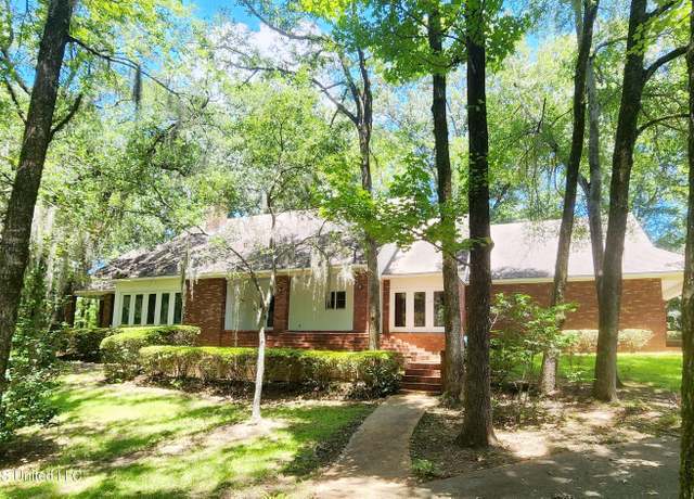 Property at 11 Aberdeen Rd, Natchez, MS 39120, 3 beds, 2.5 baths