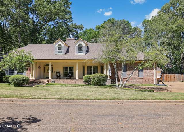 Property at 2 Oakleigh Pl, Jackson, MS 39211, 5 beds, 3.5 baths