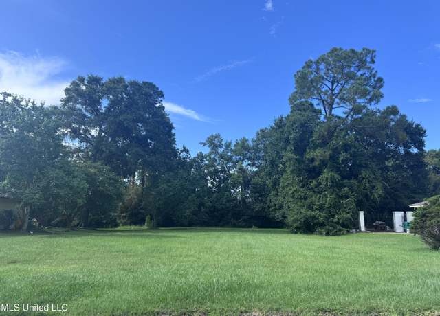 Property at 2 Greenbriar Dr, Gulfport, MS 39507
