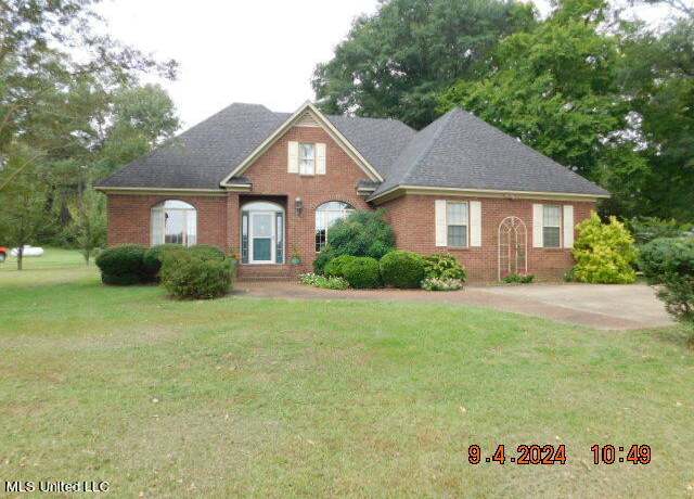 Property at 104 Oakwood Dr, Senatobia, MS 38668, 3 beds, 2.5 baths
