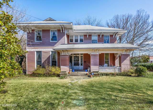 Property at 195 N Walthall St, Holly Springs, MS 38635, 6 beds, 2.5 baths
