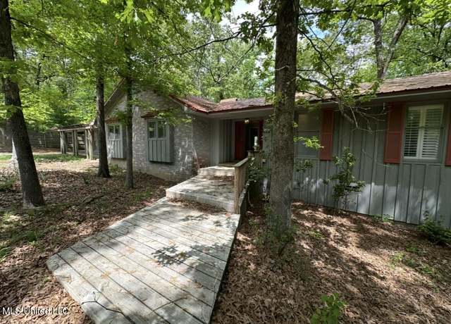 Property at 204 Fort Dr, Grenada, MS 38901, 3 beds, 2 baths