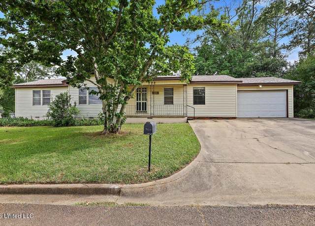 Property at 722 SE 1st St, Magee, MS 39111, 4 beds, 2 baths