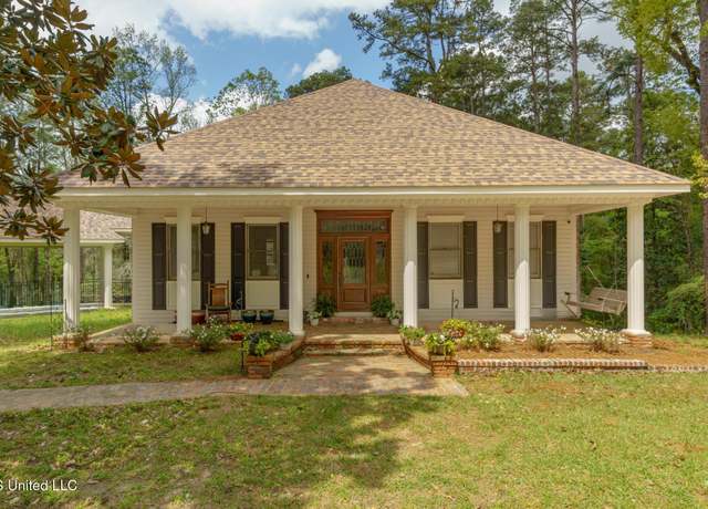 Property at 82 Summer Pl, Hattiesburg, MS 39402, 3 beds, 2.5 baths