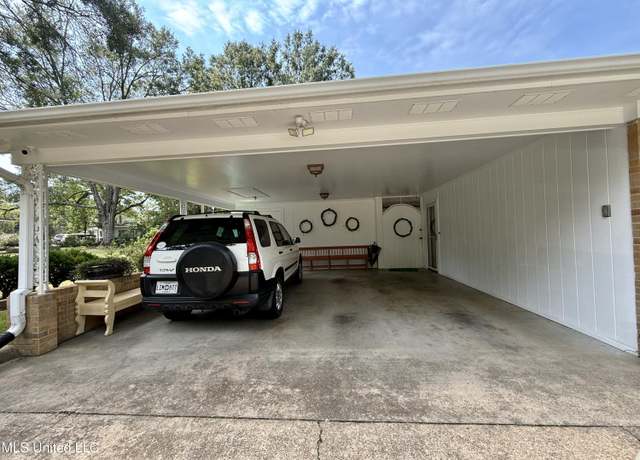 Property at 901 Morningside Dr, Brookhaven, MS 39601, 4 beds, 2.5 baths