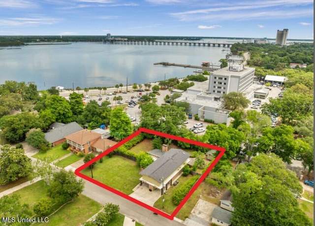 Property at 426 Donwood Pl, Biloxi, MS 39530, 3 beds, 3.5 baths