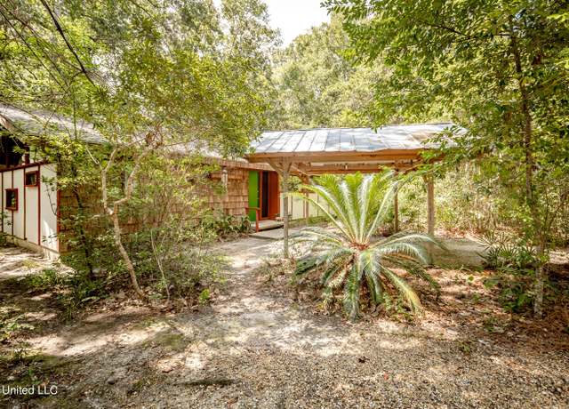 Property at 1209 Nelson Dr, Ocean Springs, MS 39564, 3 beds, 2 baths