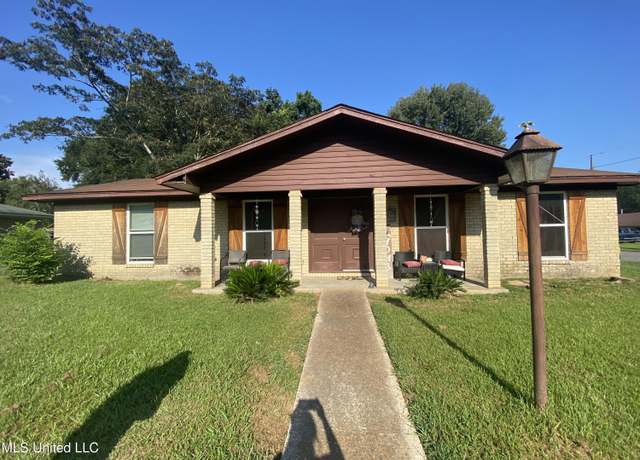 Property at 116 Oakhill Dr, Natchez, MS 39120, 3 beds, 2 baths