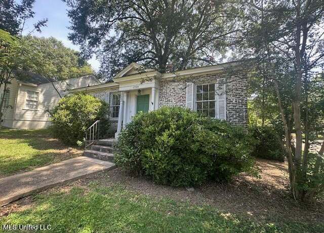 Property at 1704 Linden Place Pl, Jackson, MS 39202, 2 beds, 1 bath