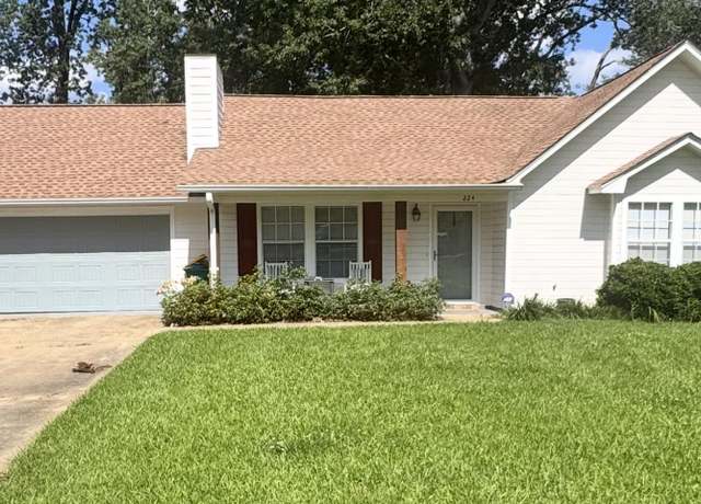 Property at 224 N Central Ave, Ridgeland, MS 39157, 3 beds, 2 baths