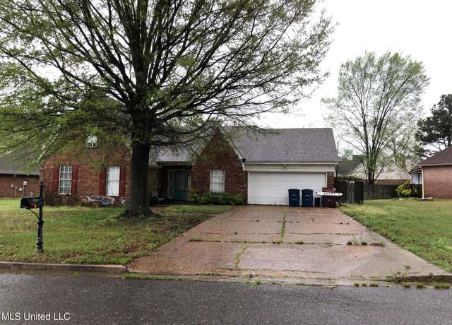 Property at 9081 Lakeside Dr, Olive Branch, MS 38654, 3 beds, 2 baths