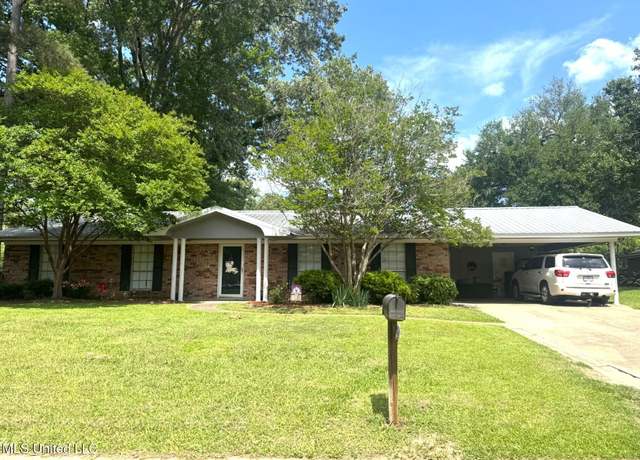 Property at 101 Ashwood Dr, Natchez, MS 39120, 3 beds, 2 baths