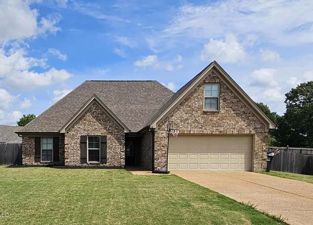Property at 121 Highland Dr, Senatobia, MS 38668, 4 beds, 2 baths