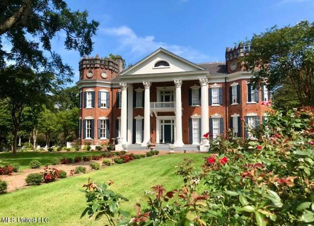 Property at 300 W Chulahoma Ave, Holly Springs, MS 38635, 6 beds, 6 baths
