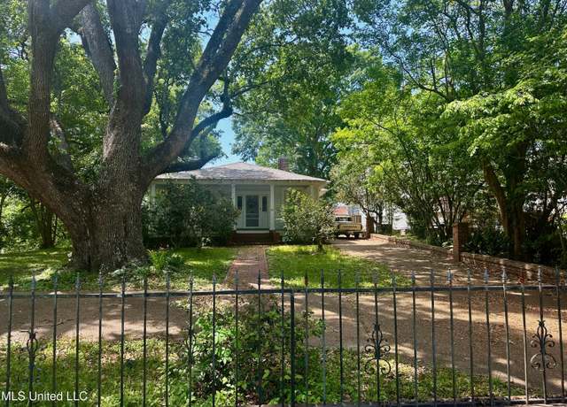 Property at 912 Main St, Natchez, MS 39120, 2 beds, 1 bath