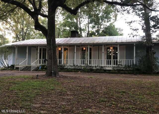 Property at 108 Dana Rd, Natchez, MS 39120, 3 beds, 5 baths