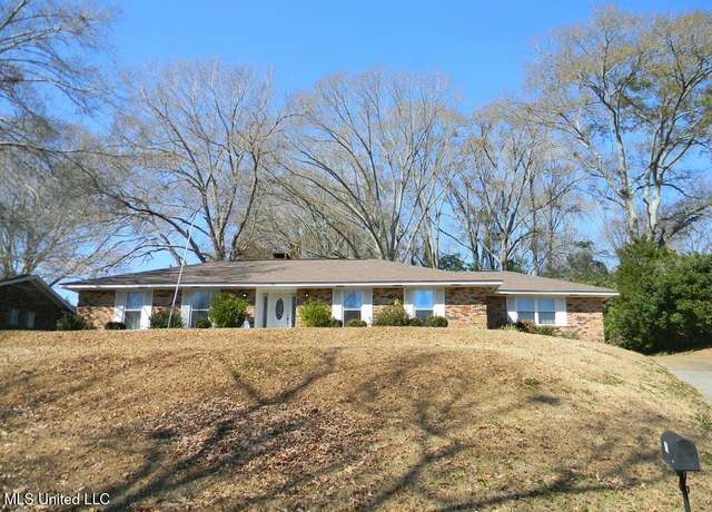 Property at 121 N Temple Rd, Natchez, MS 39120, 4 beds, 2 baths