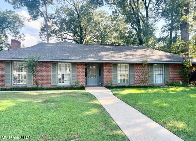 Property at 35 Oakhurst Dr, Natchez, MS 39120, 4 beds, 3 baths