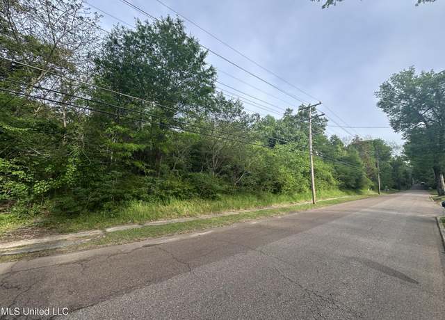 Property at 131 West St, Holly Springs, MS 38635