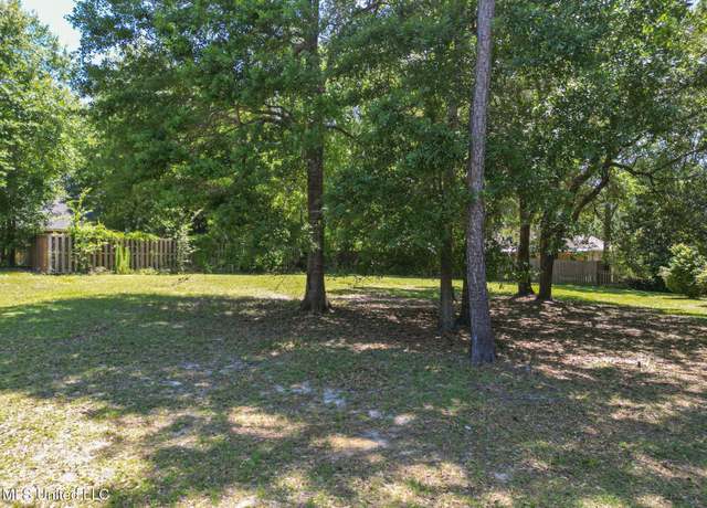 Property at 5586 E Diamondhead Dr, Diamondhead, MS 39525