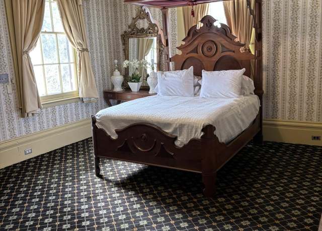 Property at 705 Washington St, Natchez, MS 39120, 5 beds, 4.5 baths