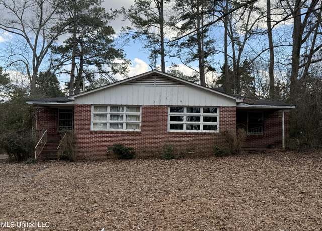 Property at 111 Highland Dr, Kosciusko, MS 39090, 4 beds, 2 baths