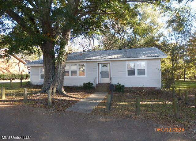 Property at 10 Reba Christian Rd, Natchez, MS 39120, 3 beds, 1 bath