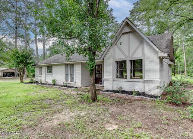 Property at 1096 Star Rd, Brandon, MS 39042, 4 beds, 2 baths