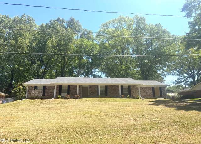 Property at 303 Live Oak Dr, Natchez, MS 39120, 4 beds, 2.5 baths