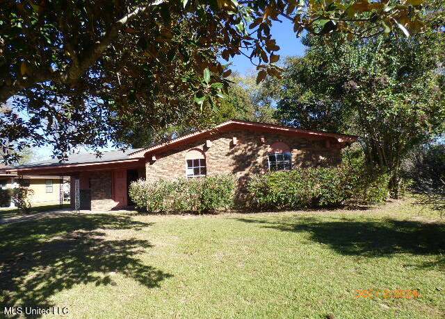 Property at 111 Coral Ave, Natchez, MS 39120, 3 beds, 1.5 baths