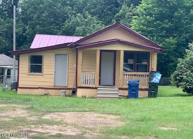 Property at 363 W Stiers Ln, Natchez, MS 39120, 3 beds, 1 bath