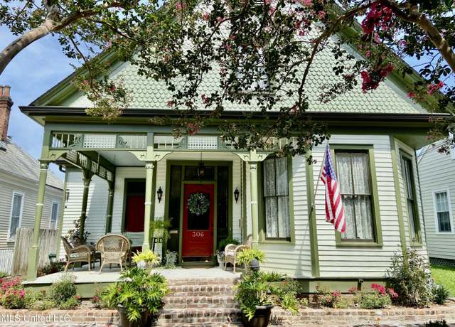 Property at 306 S Rankin St, Natchez, MS 39120, 4 beds, 3 baths