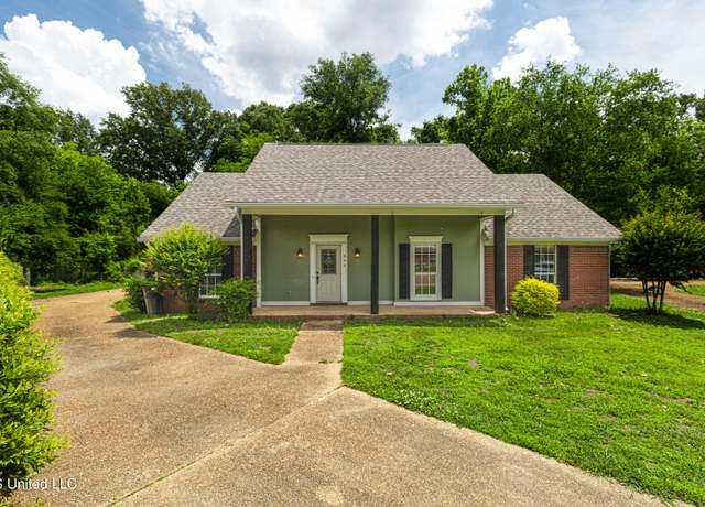 Property at 303 Colonial Dr, Madison, MS 39110, 3 beds, 2 baths
