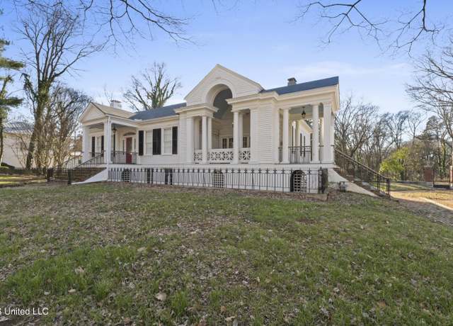 Property at 180 S Craft St, Holly Springs, MS 38635, 3 beds, 2.5 baths