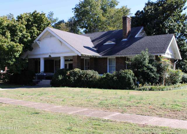 Property at 245 E College Ave, Holly Springs, MS 38635, 3 beds, 2 baths