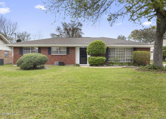 Property at 2 Lexington Pl, Gulfport, MS 39507, 3 beds, 2 baths