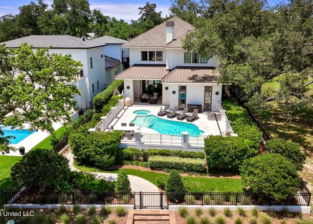 Property at 922 E Beach Blvd, Gulfport, MS 39501, 3 beds, 3.5 baths