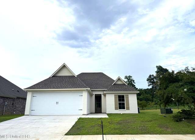 Property at 6 Hedges Plantation Pl, Natchez, MS 39120, 3 beds, 2 baths