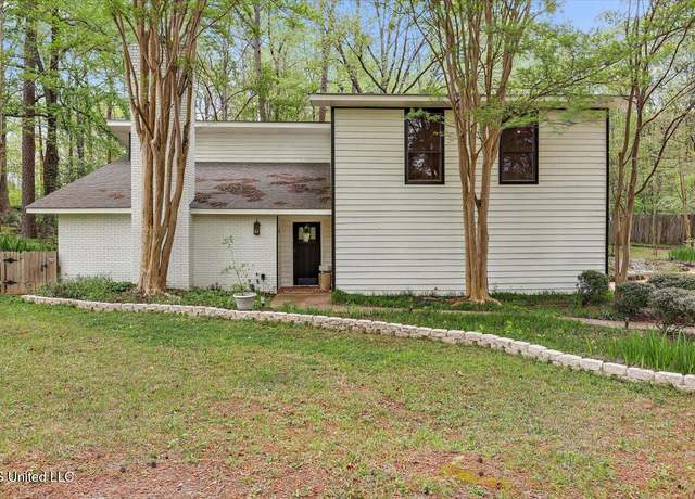 Property at 310 Longwood Dr, Clinton, MS 39056, 3 beds, 2.5 baths