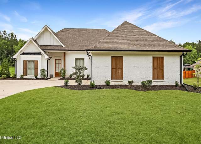 Property at 1622 Old Lake Rd, Brandon, MS 39042, 4 beds, 3 baths