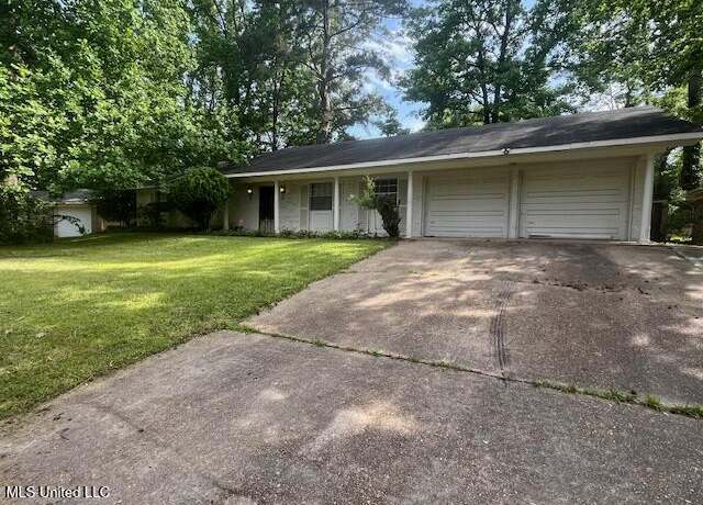 Property at 2845 Fallbrook Dr, Jackson, MS 39212, 3 beds, 2 baths