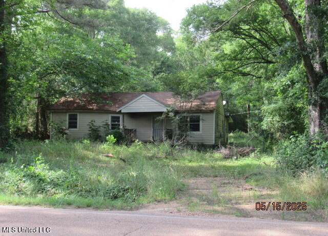 Property at 1104 Mccluer Rd, Jackson, MS 39212, 3 beds, 2 baths