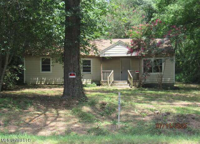 Property at 1104 Mccluer Rd, Jackson, MS 39212, 3 beds, 2 baths